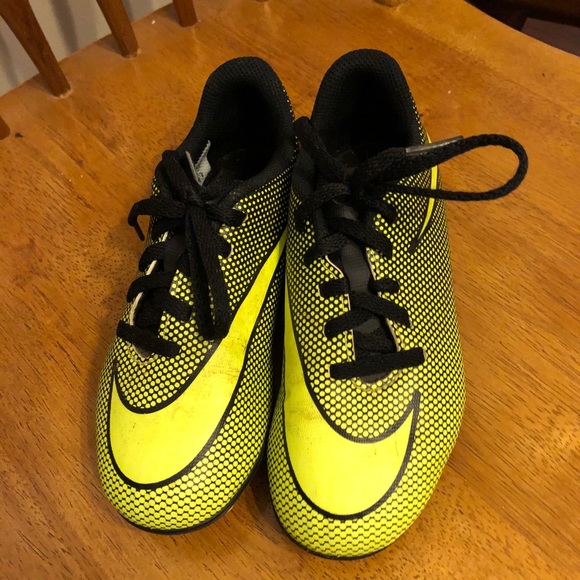 Little boys nike cleats - Picture 2 of 3